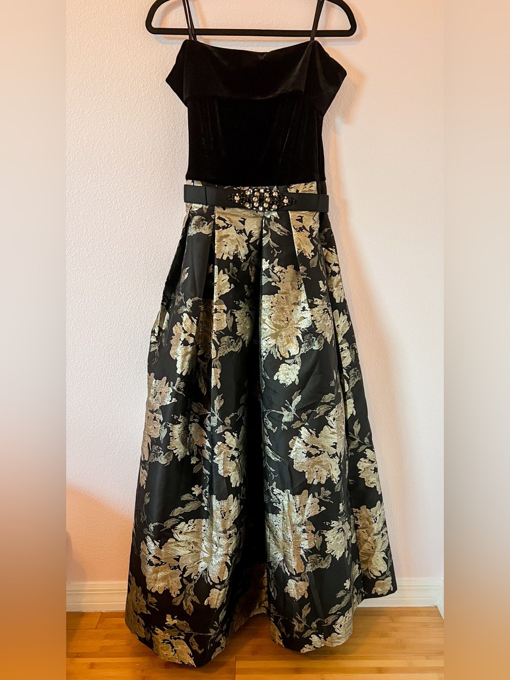 Eliza J Size 8 Black & Gold Metallic Floral Off-Shoulder Formal Dress w/ Pockets